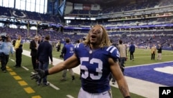 El linebacker de los Colts de ndianapolis, Edwin Jackson (53) sale del campo tras un partido de fútbol de la NFL contra los Tennessee Titans en Indianápolis, el domingo 20 de noviembre de 2016. Los Colts derrotaron a los Titanes por 24-17. (AP Photo / Darron Cummings).