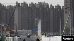 北京一处居民楼建筑工地附近的街景。（2021年1月13日）