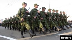 Pro-Russian rebels march during a rehearsal for the Victory Day military parade in Donetsk, Ukraine, May 5, 2015. (REUTERS/Igor Tkachenko)