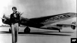 Amelia Earhat dengan pesawat Lockheed Electra 10E, tahun 1937 sebelum bertolak ke Honolulu untuk memulai penerbangan sendirian melintasi Lautan Atlantik (foto: dok.).