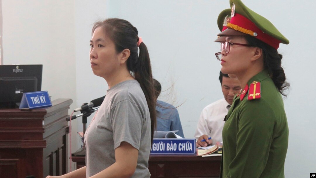 Phiên tòa xét xử Blogger Mẹ Nấm về tội "tuyên truyền chống nhà nước" diễn ra tại Tòa án Nhân dân tỉnh Khánh Hòa vào ngày 29/6/2017.