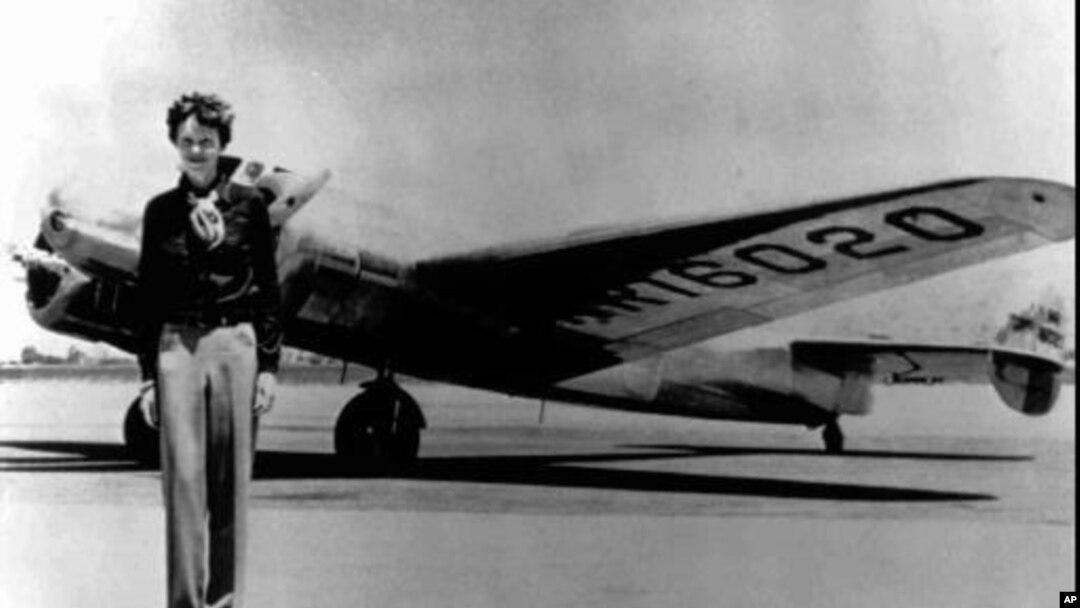 Amelia Earhat dengan pesawat Lockheed Electra 10E, tahun 1937 sebelum bertolak ke Honolulu untuk memulai penerbangan sendirian melintasi Lautan Atlantik (foto: dok.).