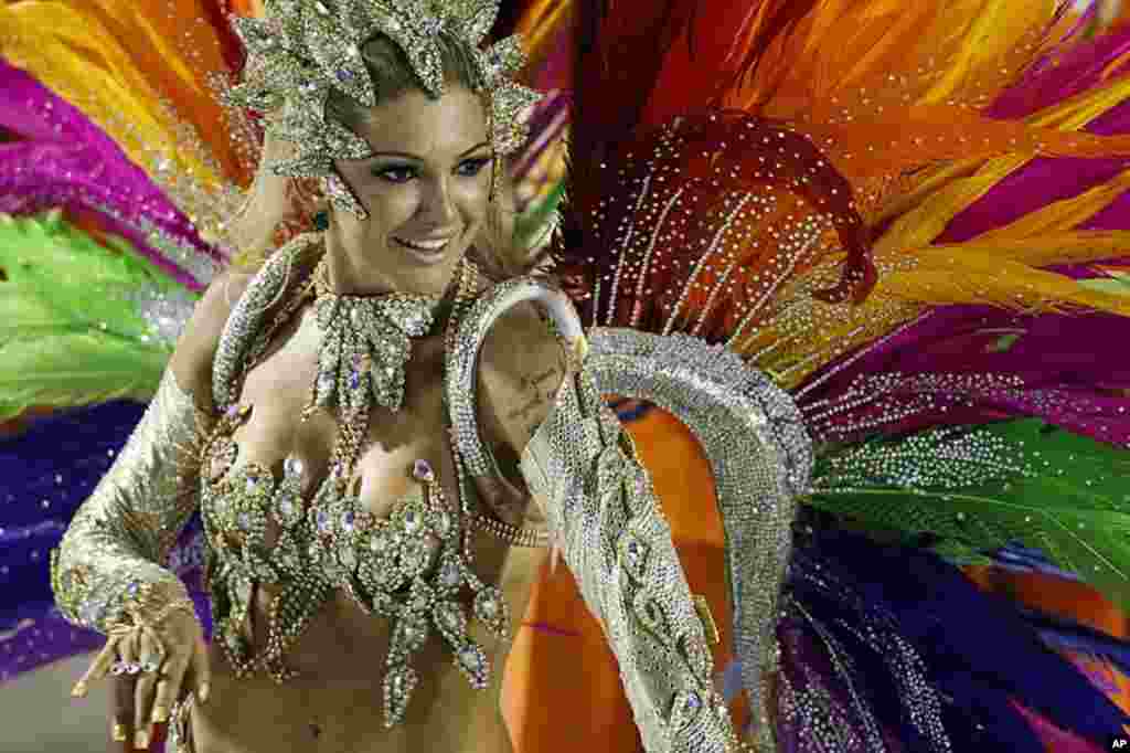 A dancer from Mocidade samba school parades during carnival celebrations at the Sambadrome in Rio de Janeiro, Brazil, February 20, 2012 (AP Photo)