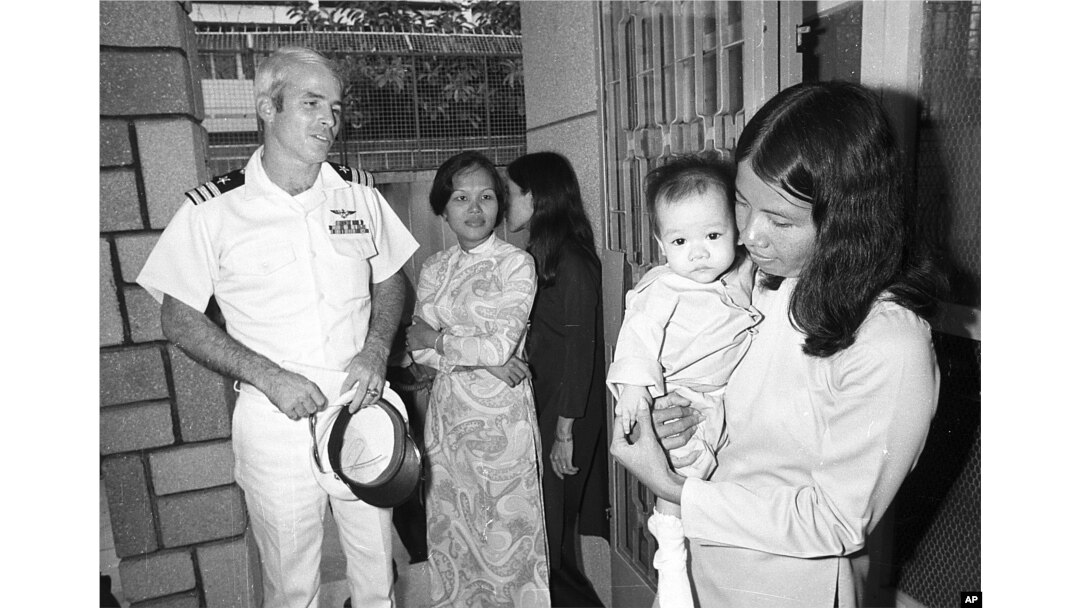 Trong chiến tranh Việt Nam, máy bay của Thượng nghị sỹ John McCain, lúc đó là phi công của hải quân Hoa Kỳ bị bắn rơi trên Hồ Tây cách chùa Trấn Quốc không xa.