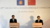 中国外交部副部长刘振民（右）与新加坡外交部常任秘书池伟强（左）在新加坡参加东盟与中国高官研讨会会召开记者会。（2016年4月28日）