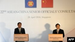 Thứ trưởng Ngoại giao Trung Quốc Lưu Chấn Dân (phải) và Bí thư thường trực Bộ Ngoại giao Singapore Chee Wee Kiong (trái) gặp giới truyền thông sau cuộc họp Tham vấn các Quan chức Cấp ao ASEAN - Trung Quốc lần thứ 22 tại Singapore, ngày 28 tháng 4 năm 2016.