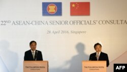 China's Foreign Affairs Vice Minister Liu Zhenmin (R) and Singapore's Foreign Affairs Permanent Secretary Chee Wee Kiong (L) brief the media after the 22nd ASEAN-China Senior Officials’ Consultations meeting in Singapore, April 28, 2016.