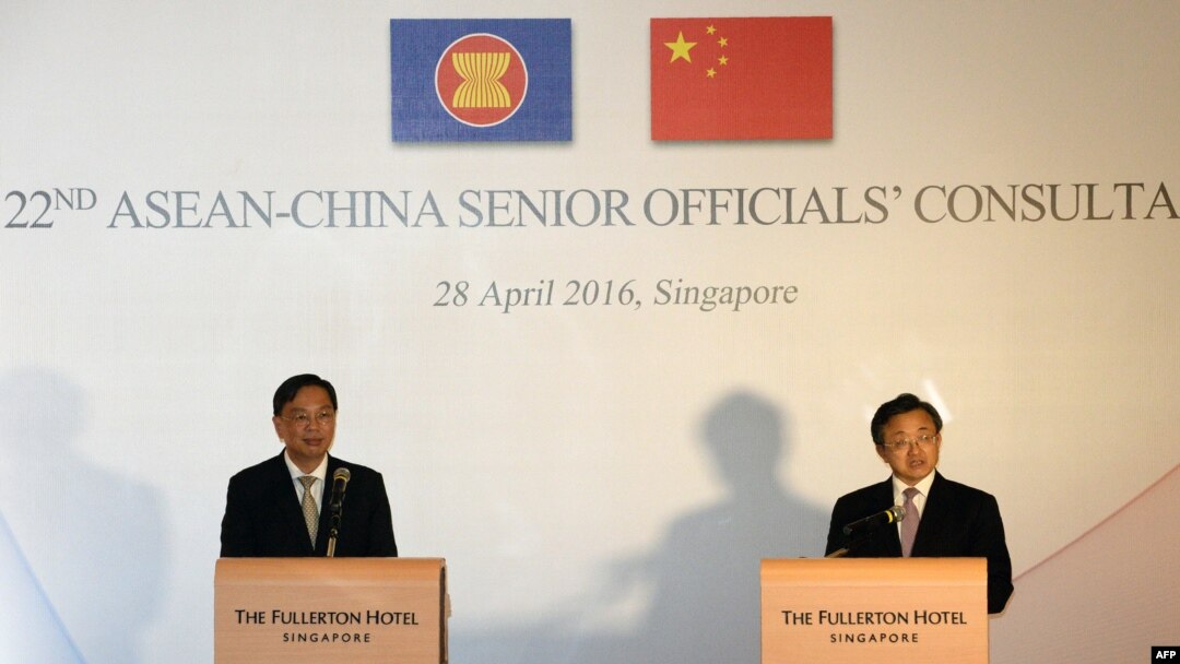 Menlu China Liu Zhenmin (kanan) dan Menlu Khusus Singapura untuk PBB Chee Wee Kiong (kiri) memberikan penjelasan bagi media di Singapura (28/4). 