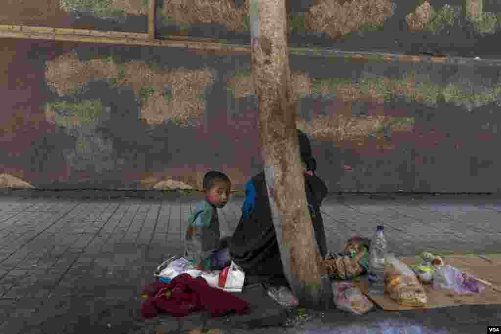 Poor parents sometimes make their children beg for money or sell small items on the streets. Forced begging is considered human trafficking, Cairo, Aug. 11, 2021. (Hamada Elrasam/VOA) 