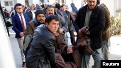 Warga mengangkut para korban luka dalam serangan bom di sebuah Pusat Kebudayaan Muslim di Kabul, Afghanistan, Kamis (28/12). 