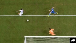 England's Daniel Sturridge, left, scores his team's first goal as Italy goalkeeper Salvatore Sirigu challenges, Arena da Amazonia in Manaus, Brazil, June 14, 2014.