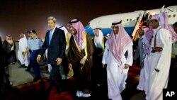 El secretario de Estado, John Kerry, llega a Riad, donde fue recibido por el ministro de Relaciones Exteriores, el príncipe Saud al-Faisal.