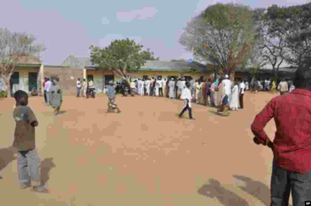 Masu zabe su na taruwa a wata mazaba a Hotoron Kudu a Kano