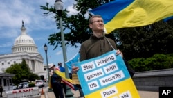 한 시민이 미국 의사당 앞에서 우크라이나 안보 지원 법안 통과를 촉구하고 있다.