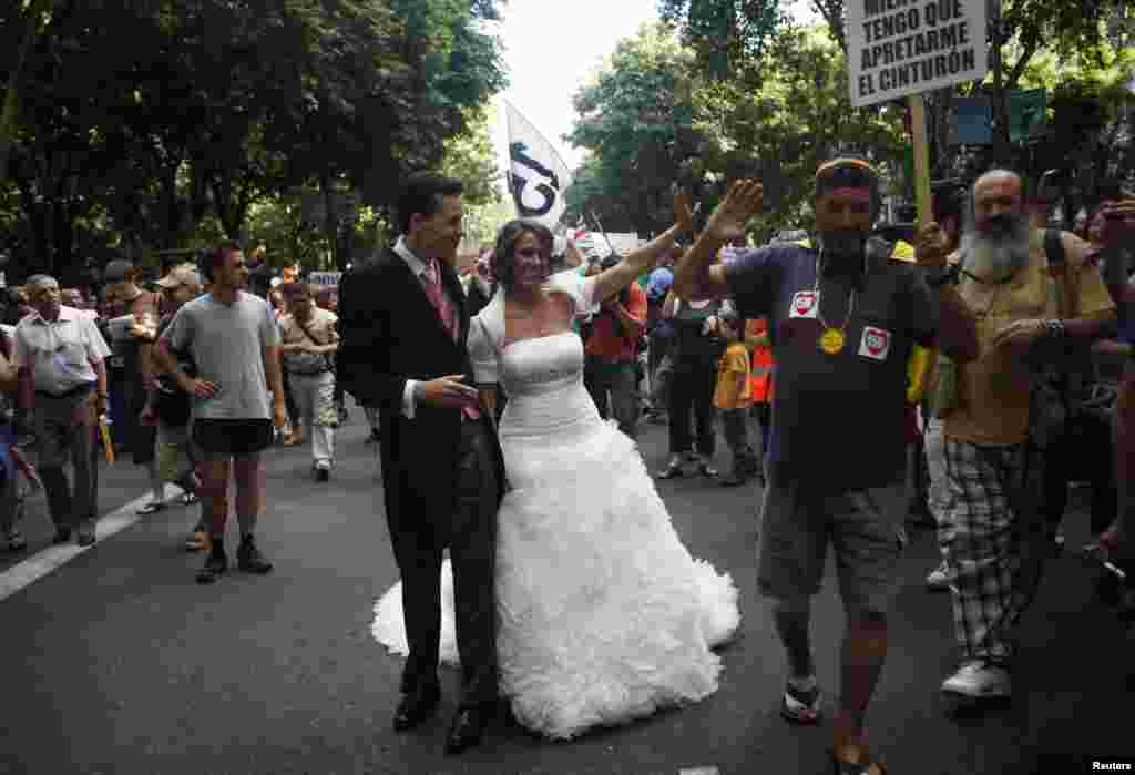 میڈرڈ میں ایک شادی شدہ جوڑا مظاہرے میں شریک۔
