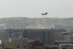 Helikopter militer AS terlihat terbang di atas kedutaan AS di Kabul,15 Agustus 2021. (Foto: Wakil KOHSAR/AFP)