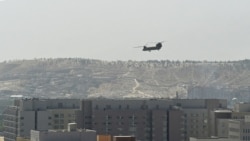 Helîkoptera Amerîkî li hindavî balyozxaneya Amerîka li Kabul