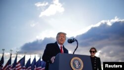 ABŞ prezidenti Donald Tramp Ağ Evi tərk etdikdən sonra Floridaya yola düşməzdən əvvəl Merilend ştatında Endrüs hərbi hava qüvvələrinin bazasında çıxış edir, 20 yanvar 2021.