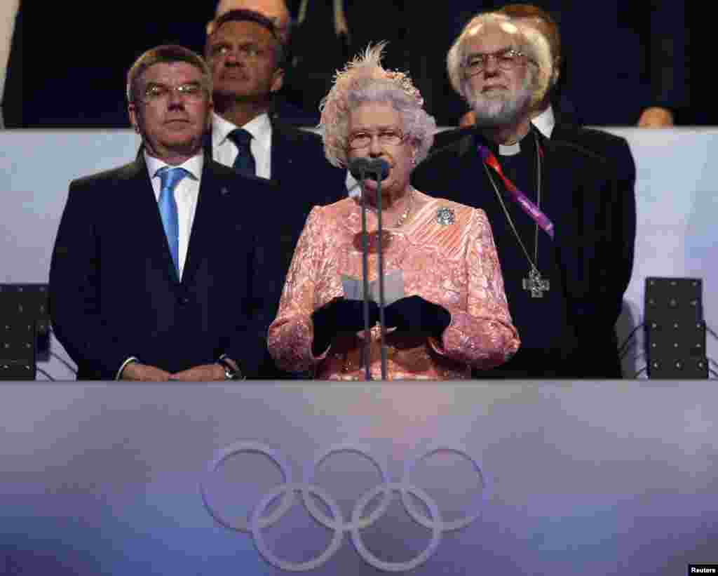 La reina Isabel declara abiertos los juegos de Londres 2012. Le acompa&ntilde;an, a la izquierda, el presidente del comit&eacute; ol&iacute;mpico alem&#39;an, Thomas Bach y el arzobisbo de Caterbury, Rowan Williams.