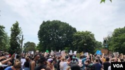 Los manifestantes de Washington salieron a las calles el sábado, mientras agentes federales y locales custodiaron las principales calles de la ciudad.