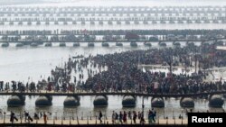 Umat ​​Hindu menyeberangi sungai Gangga di jembatan ponton setelah mandi di perairan di Sangam - pertemuan Sungai Gangga, Yamuna dan sungai Saraswati dalam rangkaian festival "Kumbh Mela" di kota Allahabad, India utara, 10 Februari 2013. (REUTERS / Jitendra Prakash).