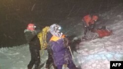 Tim SAR melakukan operasi penyelamatan di Gunung Elbrus setelah sekelompok pendaki dilanda kondisi cuaca buruk saat berada di ketinggian lebih dari 5.000 meter (16.000 kaki), 24 September 2021. (Foto: Kementerian Darurat Rusia/AFP)