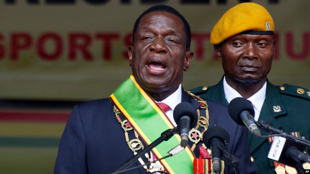 Presiden baru Zimbabwe, Emmerson Mnangagwa memberikan pidato pertama setelah dilantik sebagai Presiden menggantikan Mugabe di Harare, Jumat (24/11). 