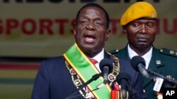 Presiden baru Zimbabwe, Emmerson Mnangagwa memberikan pidato pertama setelah dilantik sebagai Presiden menggantikan Mugabe di Harare, Jumat (24/11). 