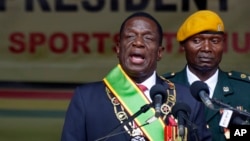 Le président zimbabwéen Emmerson Mnangagwa prend la parole après la cérémonie d'investiture présidentielle dans la capitale Harare, Zimbabwe, 24 novembre 2017.