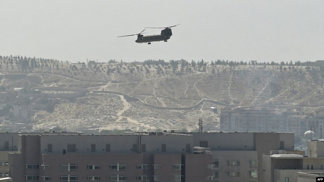Helicóptero sobre a embaixada americana em Kabul