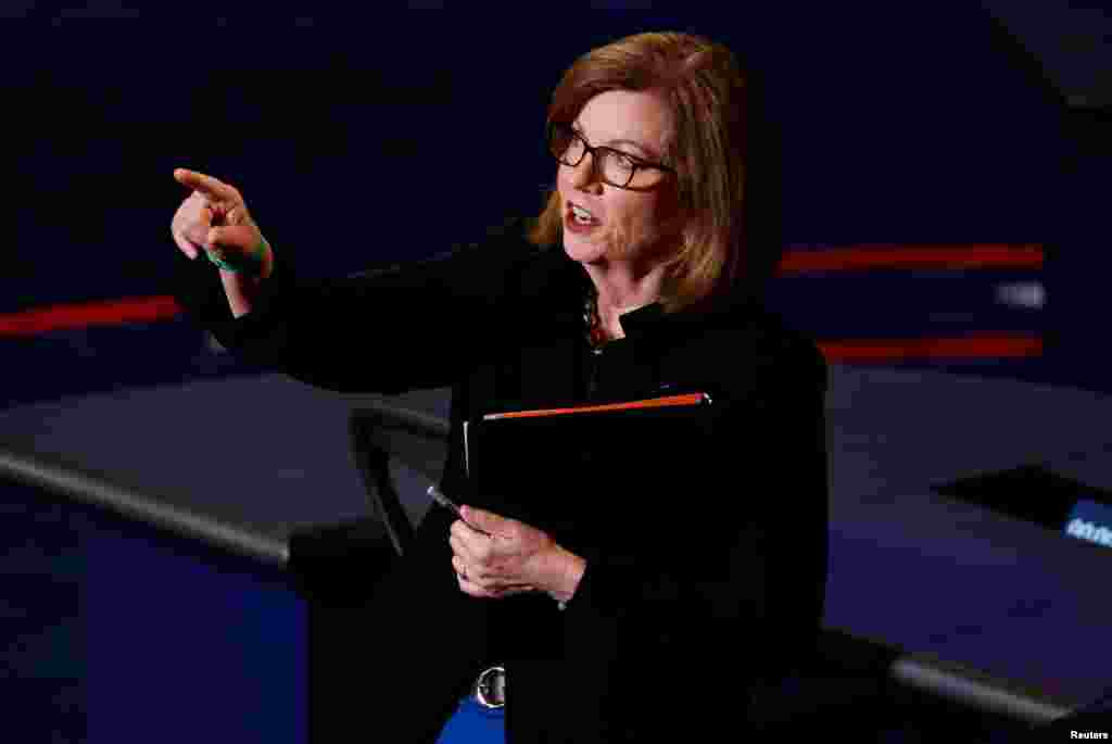 La moderadora Susan Page, del diario USA Today, habla con la audiencia antes de que la candidata dem&#243;crata a la vicepresidencia, la senadora Kamala Harris, y el vicepresidente de los Estados Unidos, Mike Pence, participen en el debate.