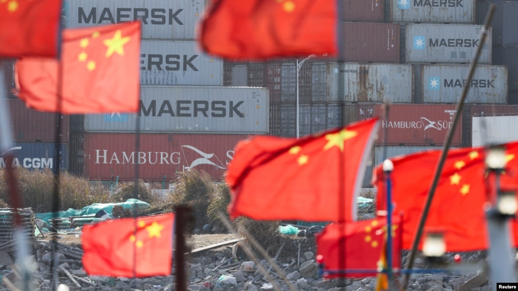 资料照片: 2025年2月7日，中国上海洋山深水港的集装箱。