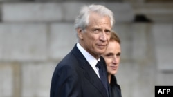 L'ancien Premier ministre français Dominique de Villepin arrive pour assister à un service religieux pour l'ancien président français Jacques Chirac à l'église Saint-Sulpice à Paris le 30 septembre 2019.