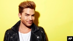 Penyanyi, penulis lagu dan juara dua "American Idol" Adam Lambert dalam sebuah sesi pemotretan untuk promosi album baru "Original High," (19/5) di New York. (AP/Invision Dan Hallman)