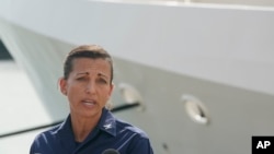 La capitana de la Guardia Costera de Estados Unidos Jo-Ann F. Burdian habla en Miami Beach, Florida, el 26 de enero de 2021.