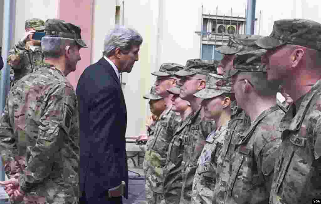 جان کیری نے افغانستان میں امریکی افواج کے ہیڈکوارٹرز میں فوجیوں سے ملاقات بھی کی۔