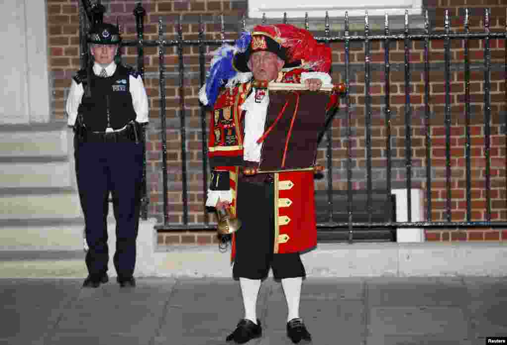 A viva voz se produce el anuncio del nacimiento del príncipe de Cambridge a la manera tradicional frente al Hospital St. Mary.