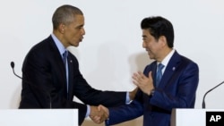 President AS Barack Obama dan PM Jepang Shinzo Abe shake berjabat tangan setelah konferensi pers di Shima, Jepang hari Rabu (25/5).