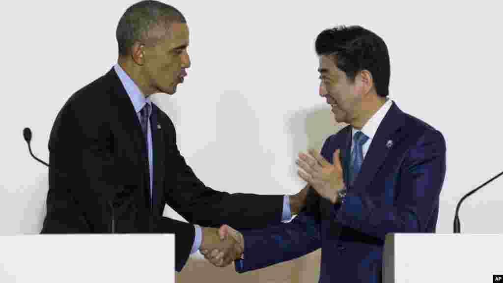 Le président Barack Obama et le Premier ministre japonais Shinzo Abe se serrent la main après leur conférence de presse, le 25 mai 2016.