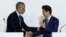 President AS Barack Obama dan PM Jepang Shinzo Abe shake berjabat tangan setelah konferensi pers di Shima, Jepang hari Rabu (25/5).