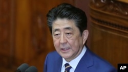 El primer ministro de Japón, Shinzo Abe, renuncia a su cargo debido a problemas de salud.