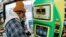 Un hombre adquiere boletos para la lotería Mega Millones del 29 de julio de 2022 en una máquina dispensadora en Illinois, EEUU.