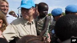 Tổng Thư Ký Liên Hiệp Quốc Ban Ki Moon ẵm một đứa bé khi ông ghé thăm trại tị nạn ở Nam Sudan vào ngày 6 tháng 5 năm 2014.