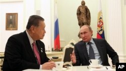 21일 러시아 모스크바에서 블라디미르 푸틴 대통령(오른쪽)이 일본 아베 신조 총리 특사로 방문한 모리 요시로 전 총리를 면담하고 있다.