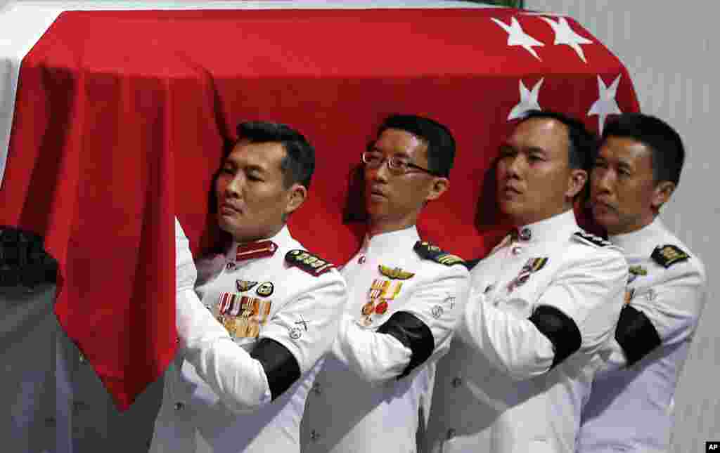 Pallbearers carry the coffin at the state funeral of the late Lee Kuan Yew, held at the University Cultural Center, March 29, 2015.