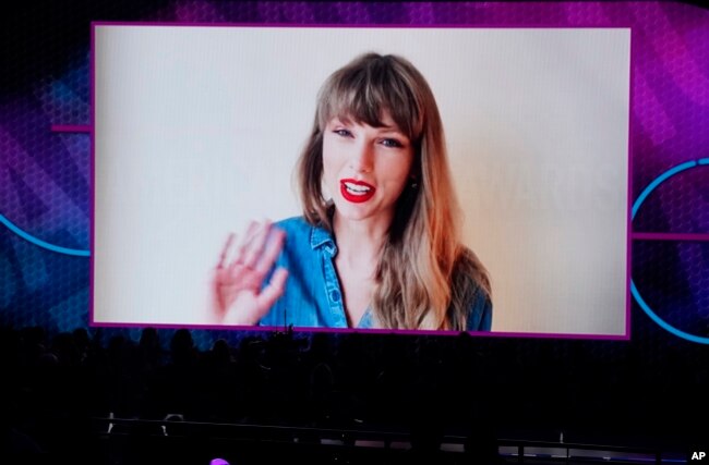 Taylor Swift saat menerima penghargaan album pop favorit di ajang American Music Awards, Minggu, 21 November 2021 di Microsoft Theater, Los Angeles. (Foto AP/Chris Pizzello)
