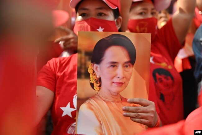 Bangkok'taki Myanmar Büyükelçiliği önünde darbeyi protesto edenler ellerinde Aung San Suu Kyi'nin fotoğraflarını taşıdı