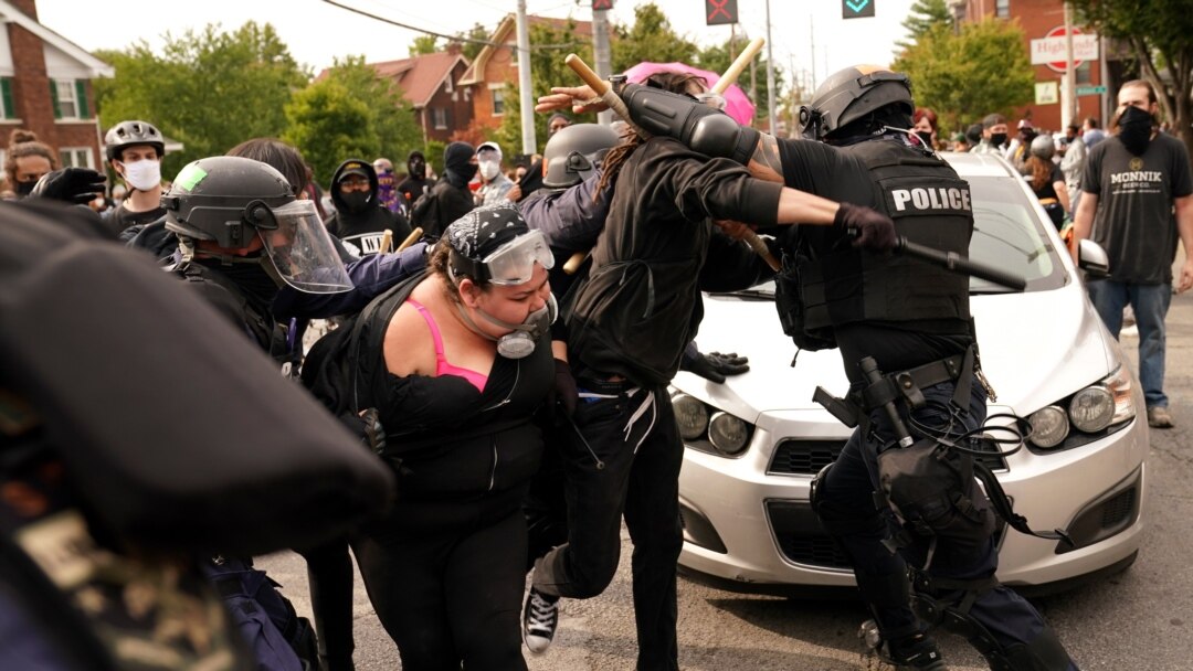 Okršaji demonstranata i policije u Louisvilleu.