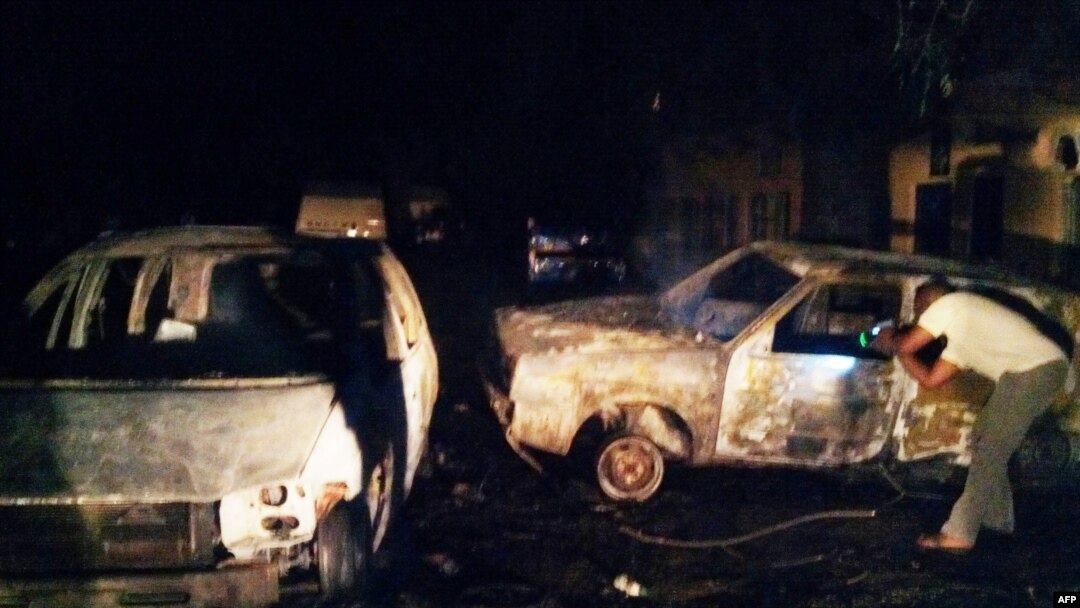 Bangkai mobil di lokasi bom bunuh diri di kota Kano yang mayoritas penduduknya Kristen di Nigeria Utara (18/5).