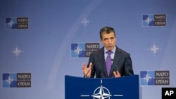NATO Genel Sekreteri Anders Fogh Rasmussen, savunma bakanları toplantısı öncesinde, Afganistan'dan toptan çekilmenin tercih edilmeyen ancak ilgili belgelerin imzalanmaması durumunda karşı karşıya kalınabilecek bir opsiyon olduğu uyarısında bulundu. 